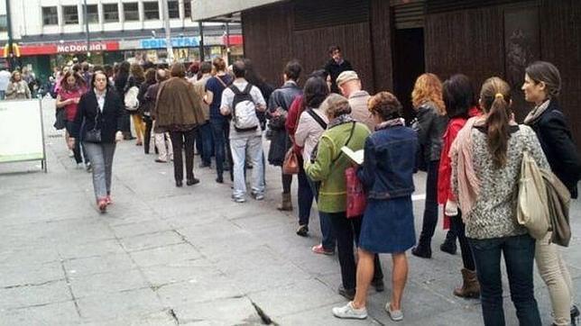 Colas de espectadores del primer "Miércoles al Cine"