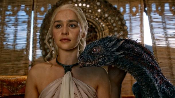 Daenerys y uno de sus dragones en Juego de Tronos