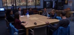 Reparto de Community en la "study room" en la depedida de Pierce.