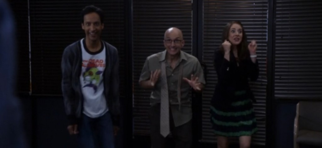 Abed, Dean y Annie celebrando la posibilidad de salvar Greendale