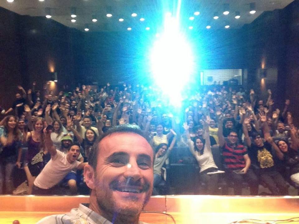 El selfi que Claudio Serrano hizo al final de su charla... a ver si veis a los de Hello Friki!