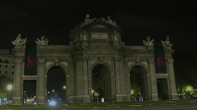 Símbolo Sinsajo en la Puerta de Alcalá
