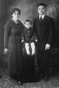 El pequeño Jacob con sus padres