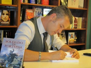 El autor, en plena sesión de firma de ejemplares