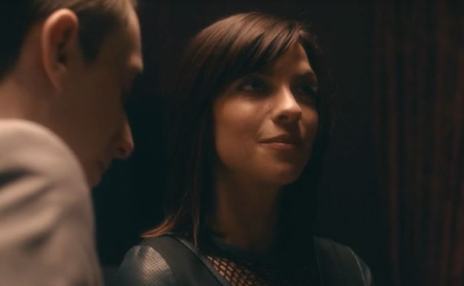 Natalia Tena en una secuencia de "Black Mirror: White Christmas" de Channel 4.