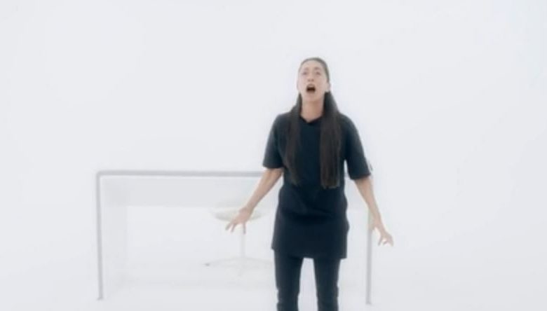 Oona Chaplin en una secuencia de "Black Mirror: White Christmas" de Channel 4.