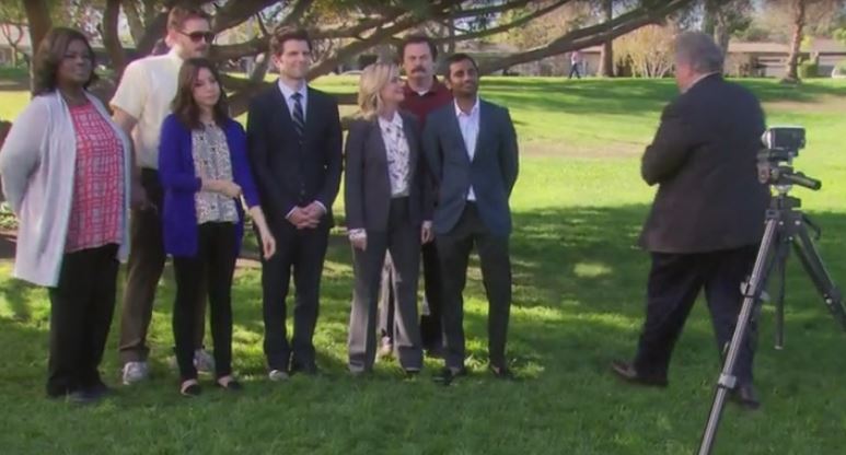 Escena del último capítulo de "Parks and Recreation" con los protagonistas de su última temporada