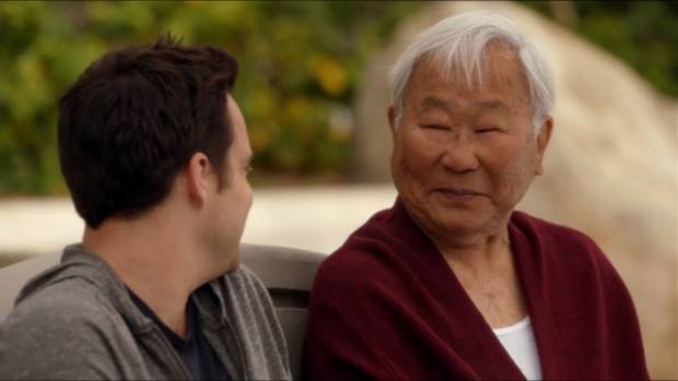 Nick con su "amigo" en una escena de "New Girl".